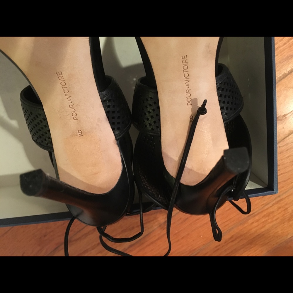 POUR LA VICTOIRE black leather lasercut heels - Picture 7 of 8
